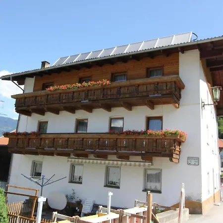 Erhart 1 Apartmán *